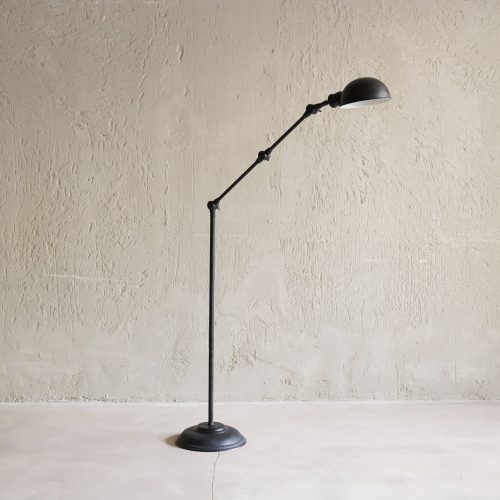 Lámpara de pie de metal negra