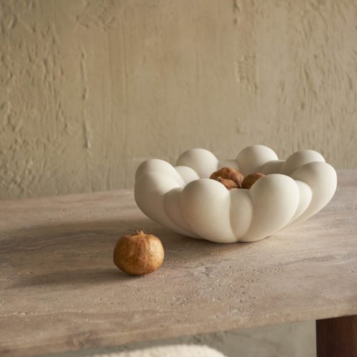 Jarrón blanco hueso de cerámica y hormigón diseño floral