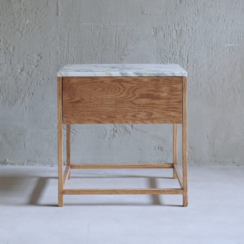 Mesilla de noche Parma roble y sobre de arabescato diseño Tristán Domecq Casa