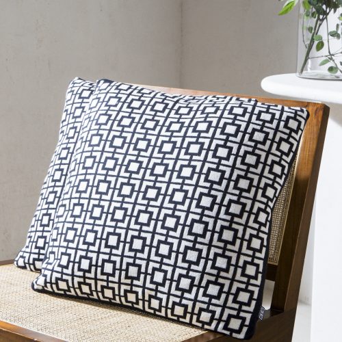 Cojín de cuadros negros y blancos