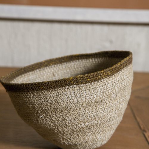 Cesto artesanal de color beige y marrón