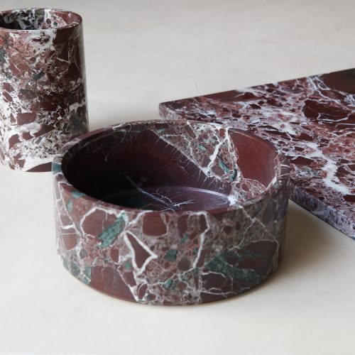 Fuente de mármol burdeos