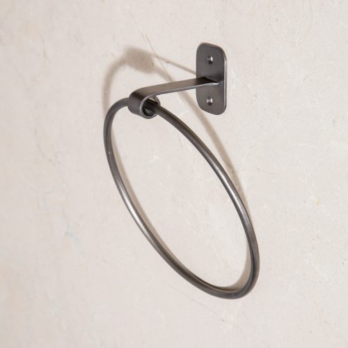 Toallero redondo de color negro antiguo