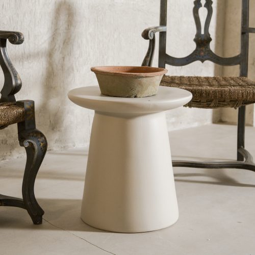 Mesa auxiliar de loza en color crema