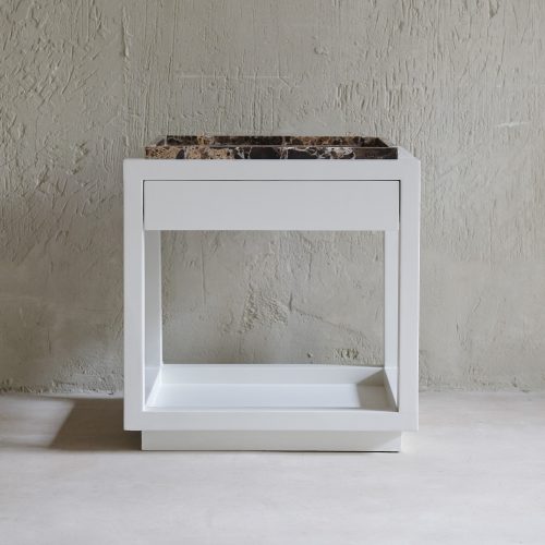 Mesilla de noche Tarragona de dm lacado y sobre de mármol emperador diseño Tristán Domecq Casa