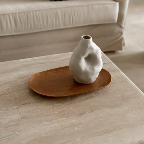 Jarrón de barro de color gris