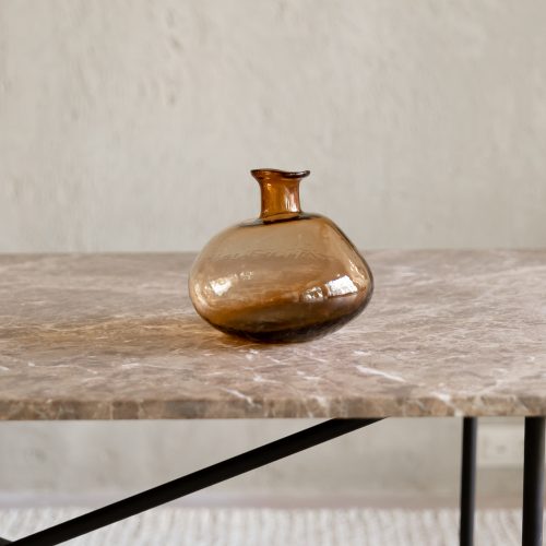 Jarrón de vidrio de color marrón