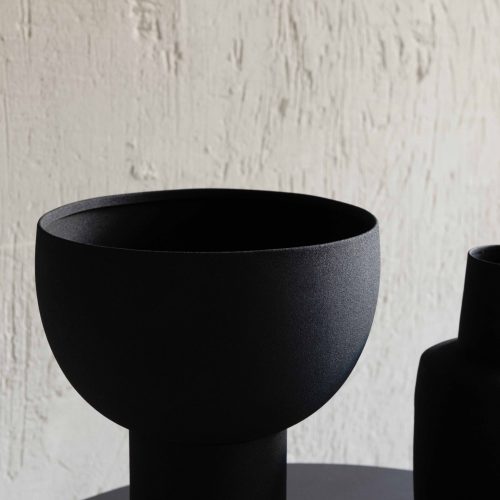 Jarrón de hierro negro diseño copa