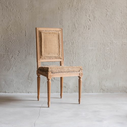 Silla antigua de madera con arpillería original