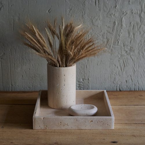 Bandeja cuadrada con bordes de travertino natural