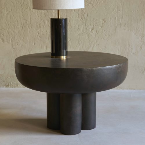 Mesa auxiliar negra de fibra de hormigón