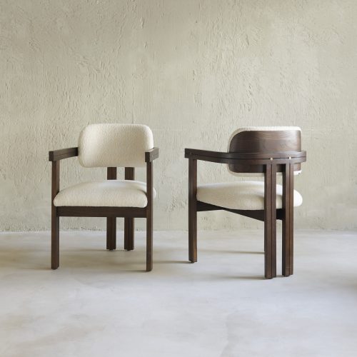 Sillón de comedor de madera oscura y tapizado beige