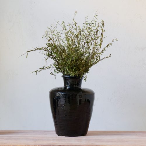 Vasija antigua de cerámica negra esmaltada grande