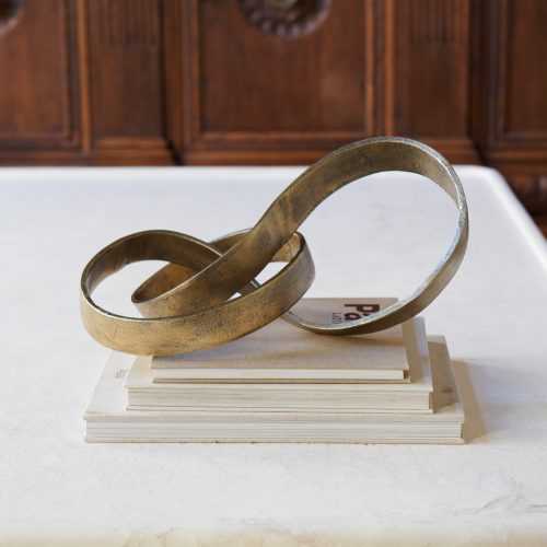 Escultura de aluminio acabado latón