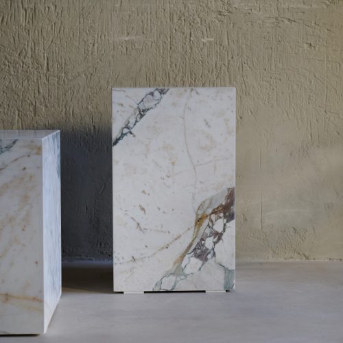 Mesa auxiliar de mármol blanco con vetas grisáceas