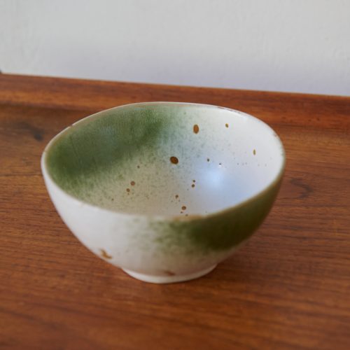 Cuenco de barro verde y blanco artesanal