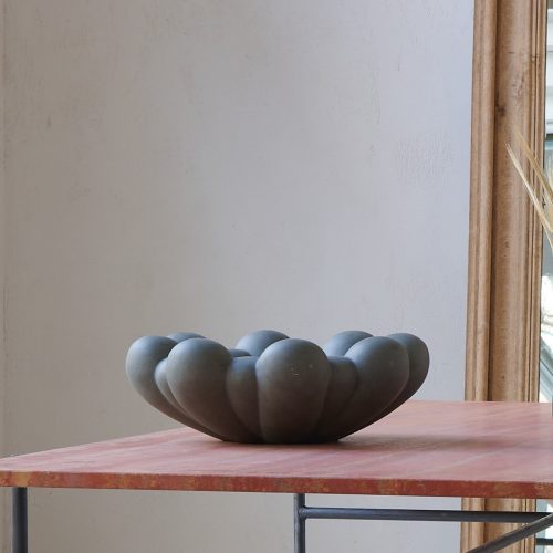 Jarrón gris de cerámica y hormigón diseño floral