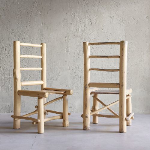 Pareja de sillas de madera