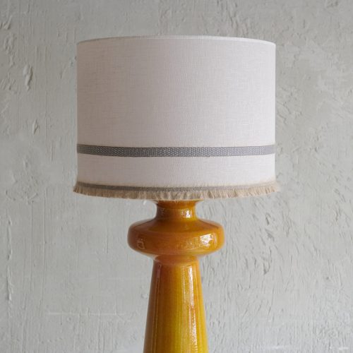 Pantalla lino arena con cinta de rafia beige y azul