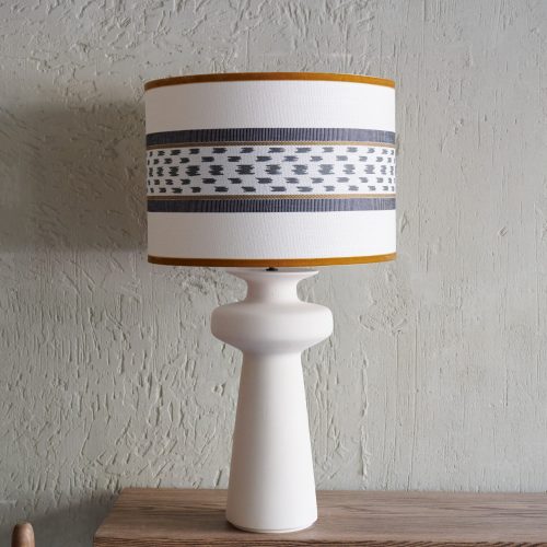 Lámpara de mesa de alfarería blanco hueso