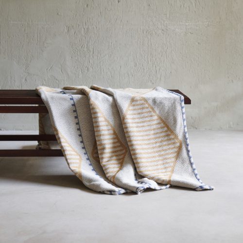 Manta mostaza diseño geométrico 100% algodón