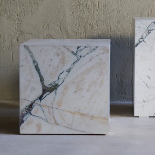 Mesa de mármol auxiliar blanco con vetas grisáceas