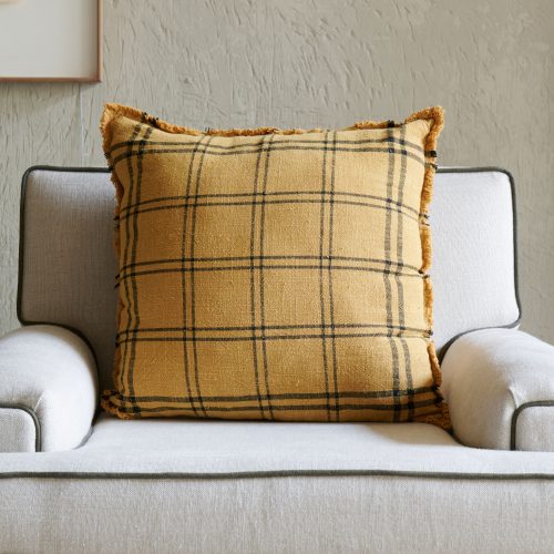 Funda de cojín mostaza con cuadros negros