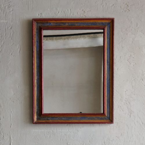 Espejo rectangular policromado en rojo y azul, parcialmente marmolizado