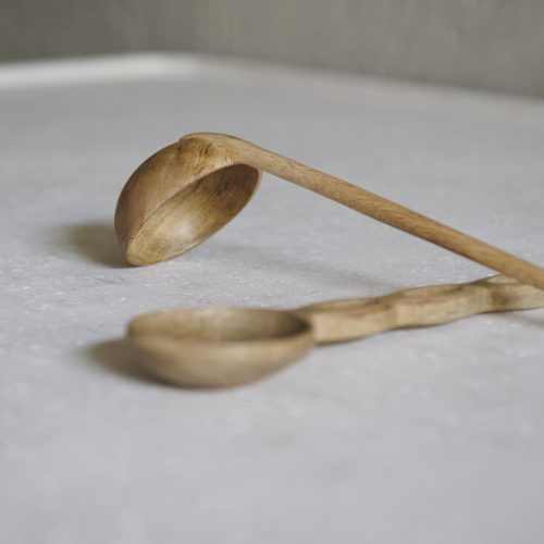 Cucharón de madera tallada a mano