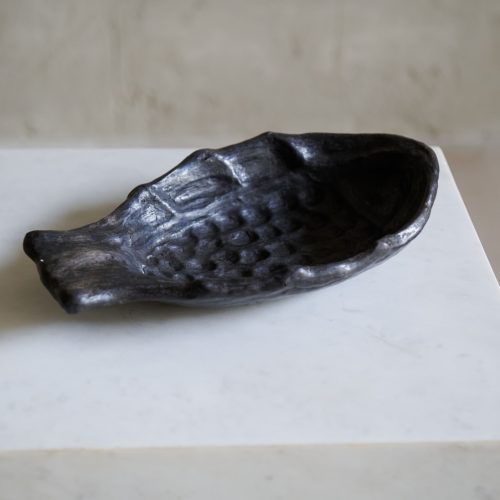 Cuenco artesanal de arcilla oscuro diseño pez