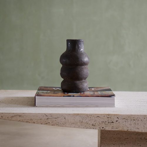 Jarrón de arcilla negra con geometrías curvas