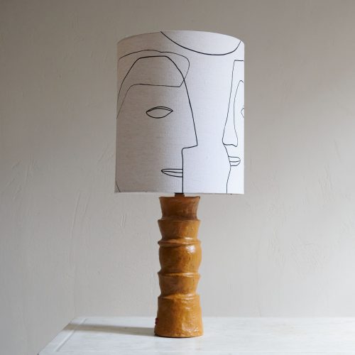 Lámpara de mesa diseño tribal mostaza