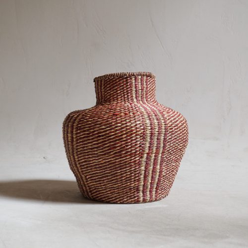 Cesta de hierbas marinas naturaleza y rojo