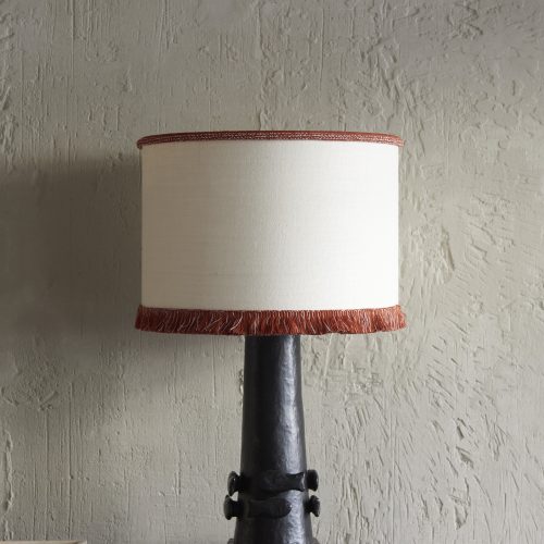 Pantalla de tela de saco con pasamanería teja