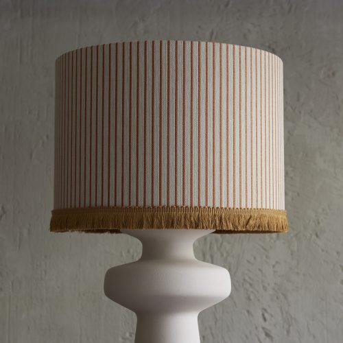 Pantalla diseño lineal naranja con fleco dorado