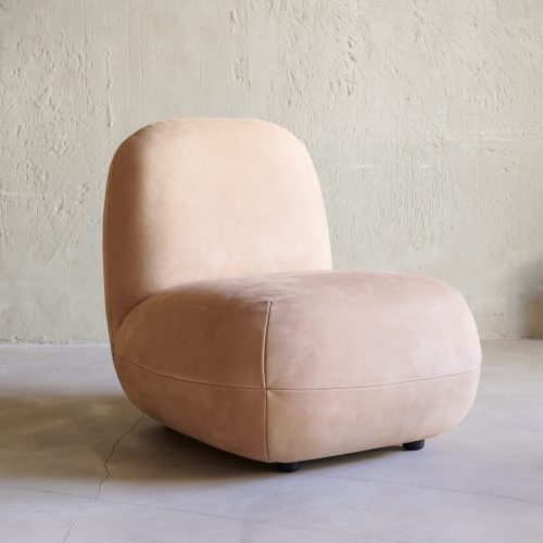 Butaca futurista de piel de nobuk