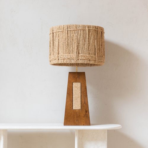 Lámpara de mesa de madera y rafia