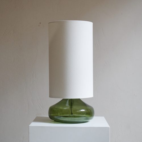 Lámpara de mesa verde con pantalla blanca