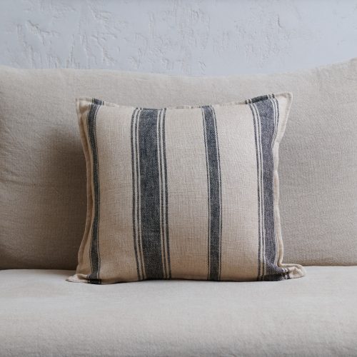 Funda de cojín beige con rayas oscuras 50x50
