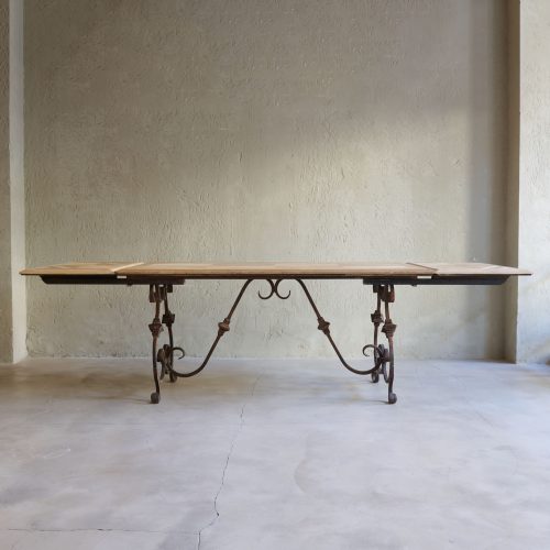 Mesa de comedor extensible de madera y pata de forja