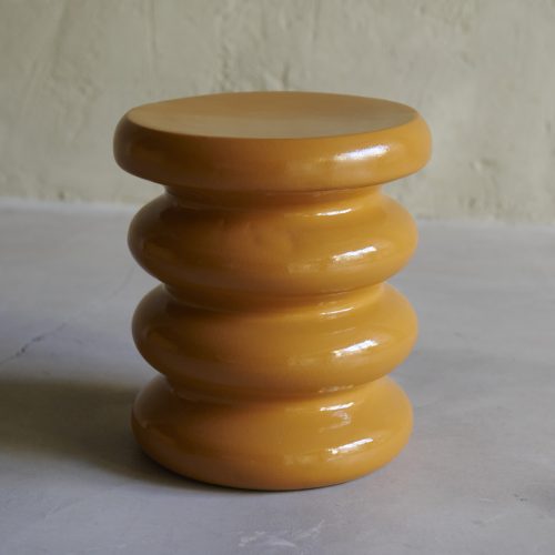 Taburete de terracota en color caramelo