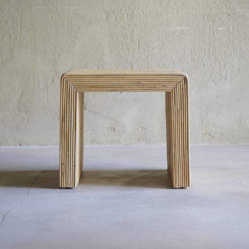 Mesita auxiliar de ratán