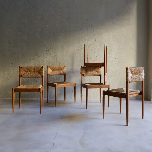 Juego de cinco sillas de madera y enea