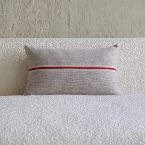 Cojín de lino beige con cenefa roja central 50x30