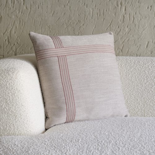 Cojín beige cenefa burdeos 50x50