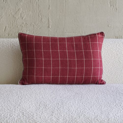 Cojín granate de cuadros con trasera beige 60x40