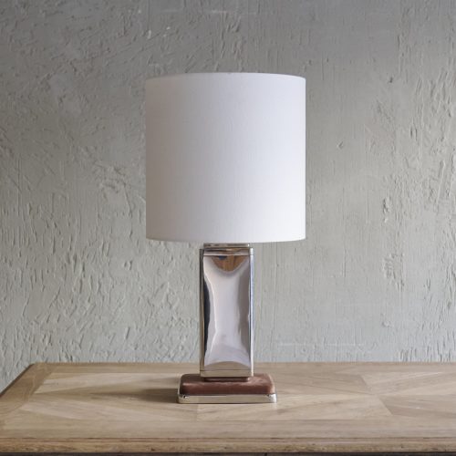 Lámpara de mesa cromada con base de terciopelo