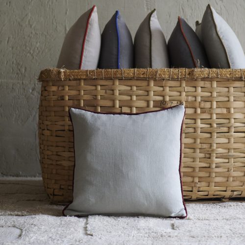 Cojín de lino piedra con ribete granate 50x50 cm