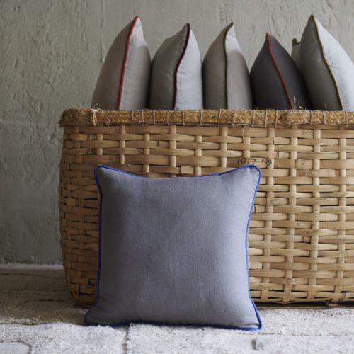 Cojín de lino gris oscuro con ribete azul 50x50cm