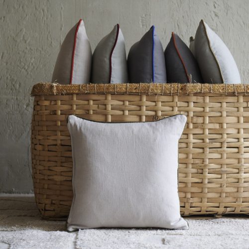 Cojín de lino topo con ribete verde 50x50 cm